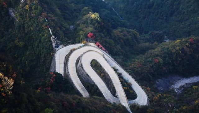 世界上最吓人的公路天门山盘山公路，180度急转弯此消彼长(通天大道)