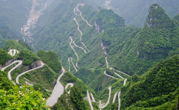 世界上最吓人的公路天门山盘山公路，180度急转弯此消彼长(通天大道)