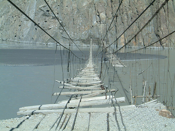 世界上最吓人的桥，胡塞尼吊桥木板构建缆绳桥(木板间缝大)