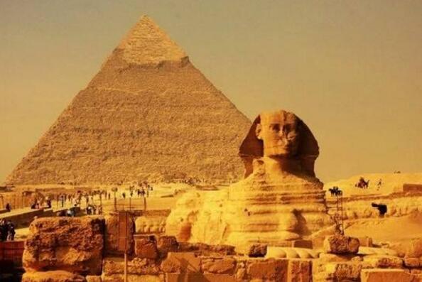 世界上最小的金字塔，孟考勒金字塔(高66.5米/长108.7米)