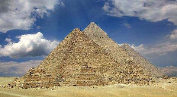世界上最小的金字塔，孟考勒金字塔(高66.5米/长108.7米)