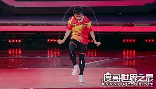 最多人同时跳绳吉尼斯纪录，中国学生上百人跳绳视频惊呆外国网友