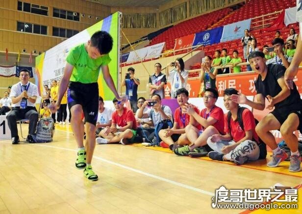 最多人同时跳绳吉尼斯纪录，中国学生上百人跳绳视频惊呆外国网友