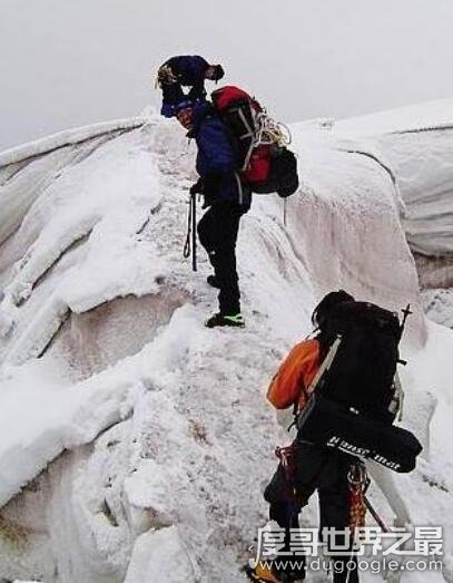 攀登者真实事件，登山队15年2登珠穆朗玛峰(承载着国家使命与信仰)