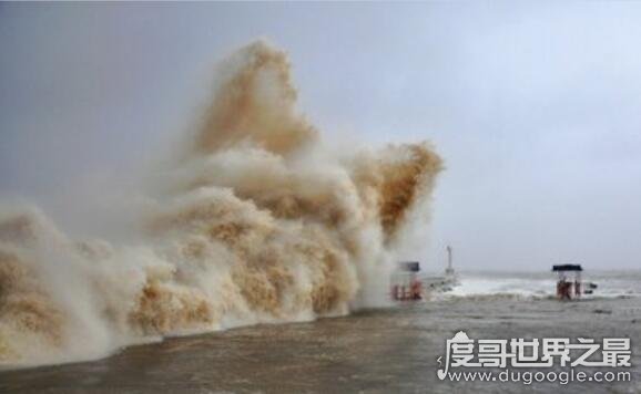 史上最强台风21级，能在海面掀起20米巨浪(常与狂风暴雨相伴)