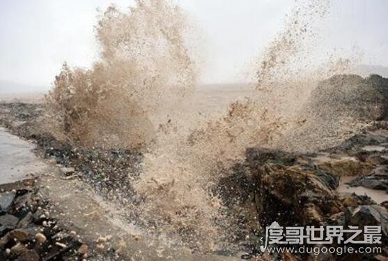 史上最强台风21级，能在海面掀起20米巨浪(常与狂风暴雨相伴)