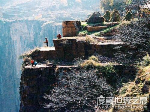 世界最危险的村庄郭亮村在哪里，河南省(村庄建在1700米悬崖上)