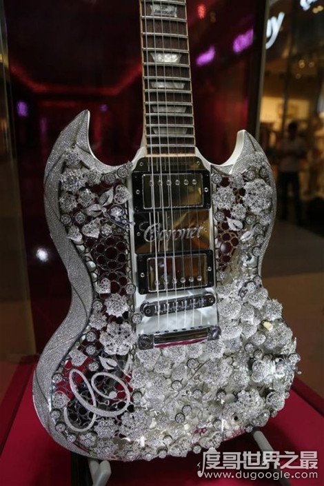 世界上最昂贵的吉他，价值1300万(共用3.2斤黄金/400克拉钻石)