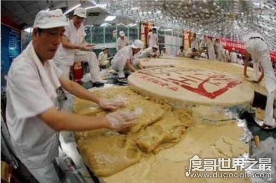 世界上最大的月饼，重13吨破吉尼斯世界纪录(可供11万人食用)