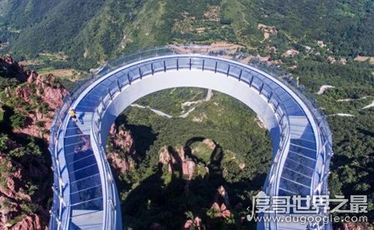 全球最长玻璃环廊，伏羲山玻璃环廊距地面360米(伸出悬崖30米)