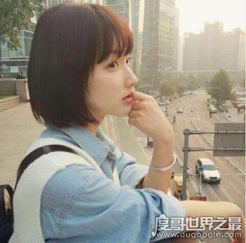 中国最美校服女生，高晴超清纯校服照欣赏(宛若仙女下凡)