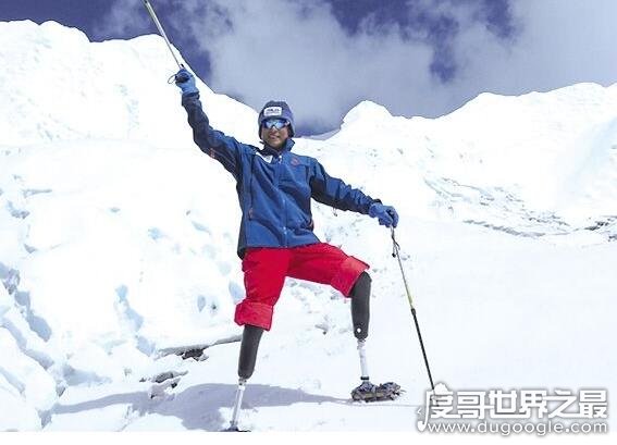 第一个双腿假肢登顶珠峰的人，夏伯渝(克服截肢和癌症登顶珠峰)