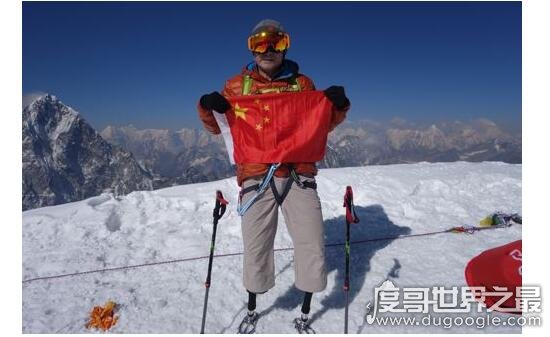 第一个双腿假肢登顶珠峰的人，夏伯渝(克服截肢和癌症登顶珠峰)