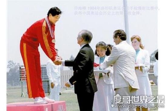 中国第一个奥运冠军，许海峰在1984年洛杉矶奥运会上首夺金牌