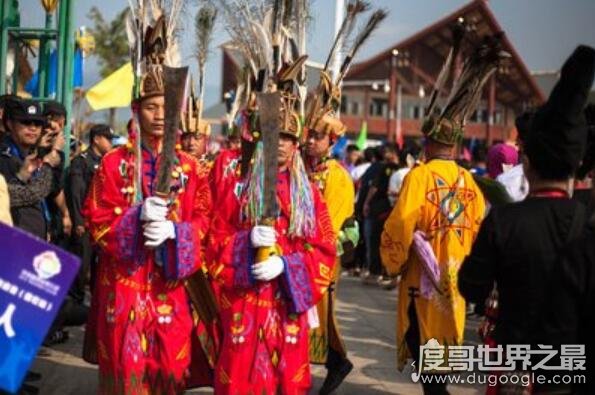 景颇族的风俗习惯是怎样，盛行杀牲畜祭鬼魂(鬼魂有好坏之分)