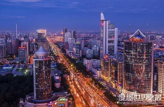 北京阅兵的长安街有多长多宽，长106.8里宽15米(贯穿市中心/城区)