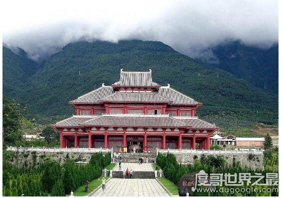 北京郊区最大的寺院是，潭柘寺(总面积达121公顷以上)