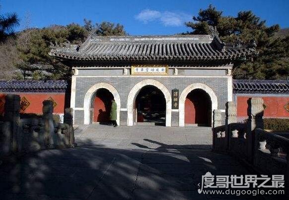 北京郊区最大的寺院是，潭柘寺(总面积达121公顷以上)