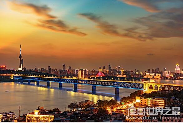 武汉长江大桥建于哪一年，1955年9月1人动工(1957年7月完工)