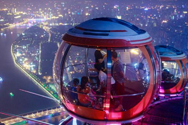 中国最大的摩天轮:广州塔摩天轮，约450米高空处