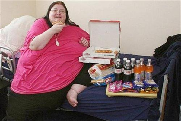 世界上最胖的人1.8吨：苏珊娜埃曼（有规律的刻意增肥）