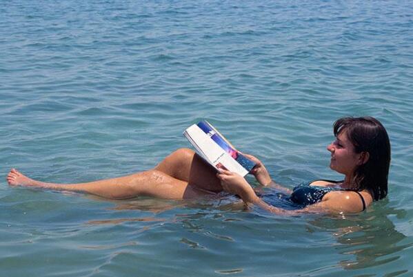 死海为什么能让人浮起来 盐量高导致海水密度高(人体密度低)