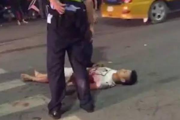 东莞街头械斗事件:两百人持械斗殴(16岁少年被砍死)