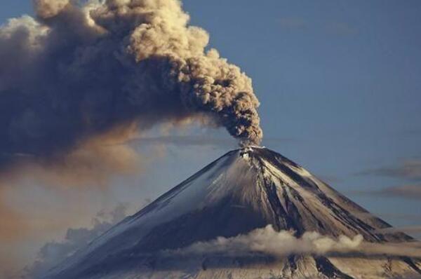火山爆发是什么原因造成的：板块的相互作用(内部压力大)