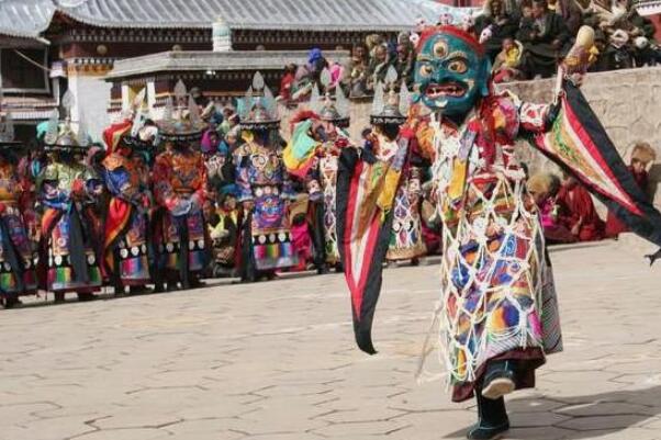 土族的传统节日有哪些：春节是最隆重的节日(独特跳神会)