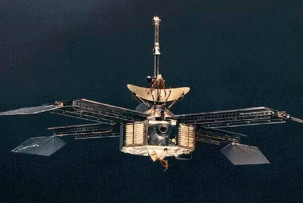 第一个登陆火星的探测器:水手4号探测器，回传火星照片