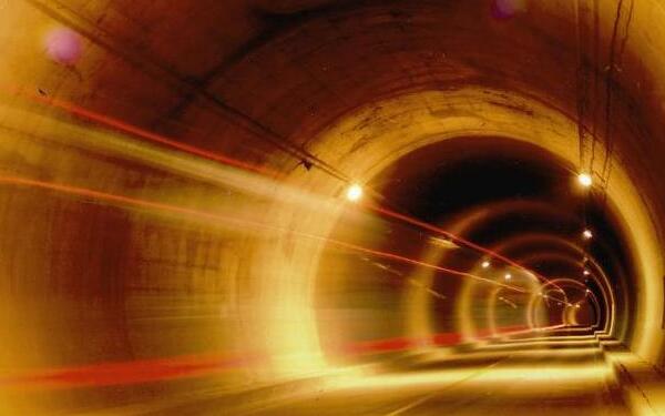 时光隧道真的存在吗：存在，爱因斯坦相对论是证据