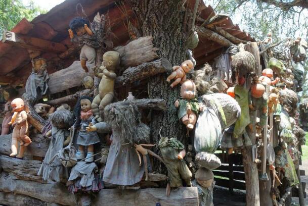 世界上最恐怖的地方:娃娃岛 岛上挂满了人偶随风飘动
