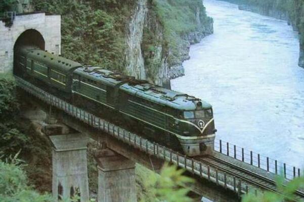 中国最惨烈的一条铁路 最高动工35万人牺牲2100人(英雄铁路)