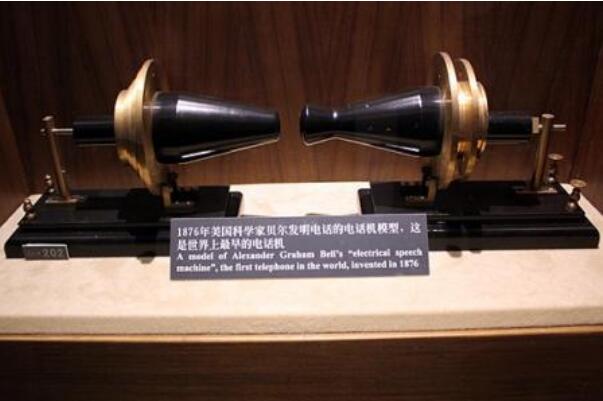 世界上最早的电话 1876年贝尔发明磁石电话(电传送语言)