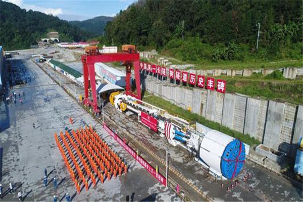 中国最长的隧道：高黎贡山隧道（位于云南省保山市）