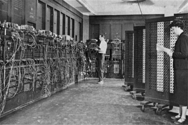世界上第一台电脑：产生于1946年（是第一代计算机）