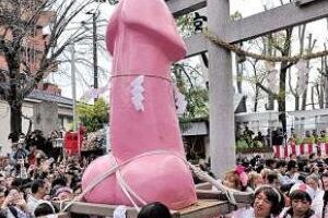 变态日本神道生育节，巨型阴茎游街/疯狂崇拜男性生殖器
