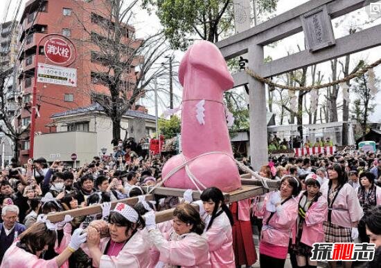 盘点日本十大奇葩节日，街上跪舔男性阴茎游街示众