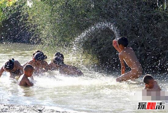 最奇葩节日，藏族洗澡节(露天水池裸体洗澡/八百年历史)