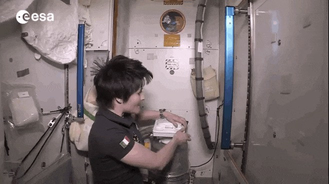 宇航员如何上厕所？一根管子直接对准肛门？