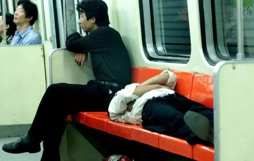 江西南昌地铁里出见大便 什么人这么没素质？（人民素质）