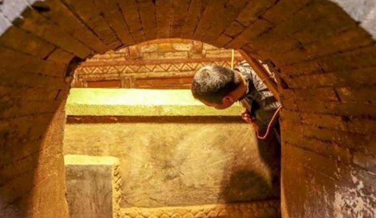 广西发现一个巨型石棺 主人身份是谜团（清代古墓）