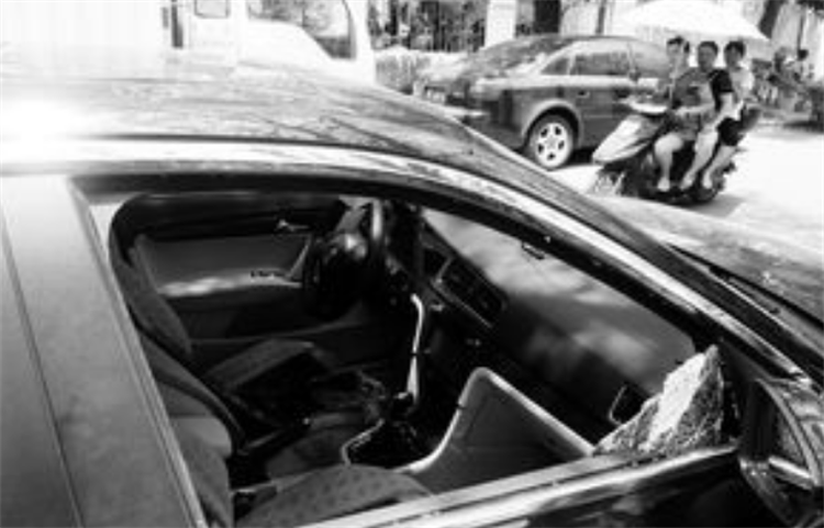男子砸车窗偷了十几元现金 获得八个月有期徒刑（违法犯罪）