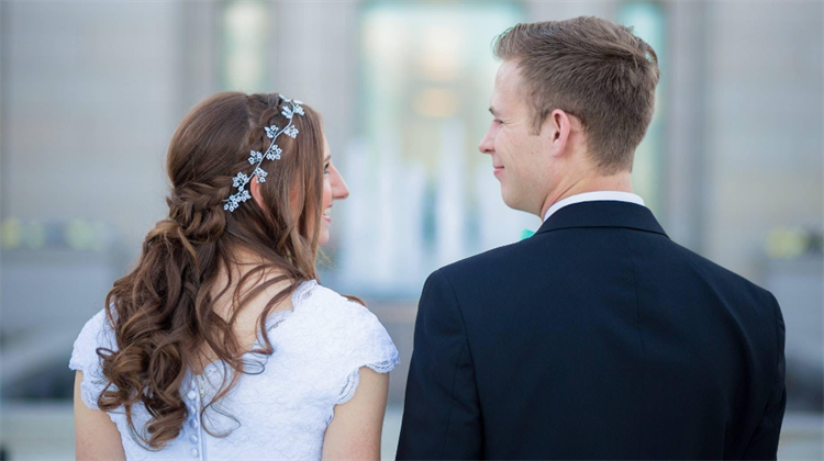 美国闪婚夫妻见面五秒确认恋爱 当天就要结婚（光速结婚）