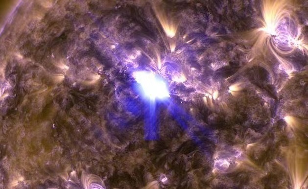 太阳“史诗级”耀斑爆发 地磁暴让卫星报废（太阳活动）