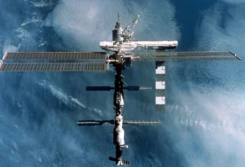 国际空间站上俄飞船泄漏 救援行动被迫延期（飞船损坏）