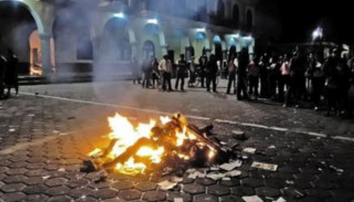 墨西哥两名学生被当成绑匪 当街被群众烧死（国外乱象）