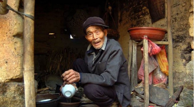 90岁失明老人独居小山村 一顿稀饭可以吃四次（独居老人）
