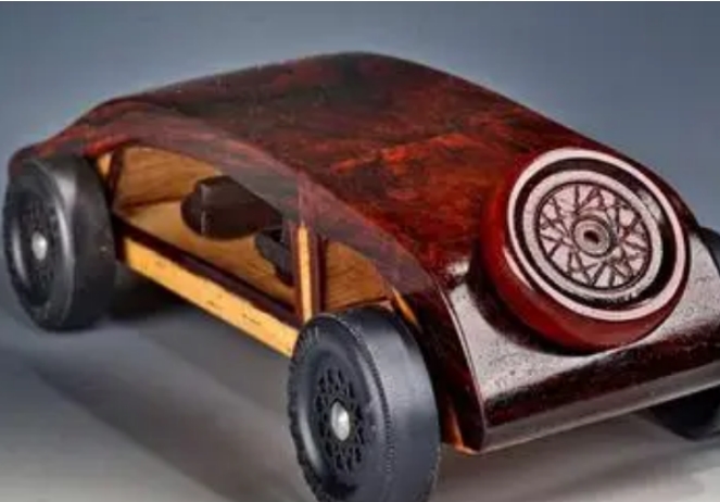 世界上最奇特的汽车：木制汽车(时速为每小时30公里)