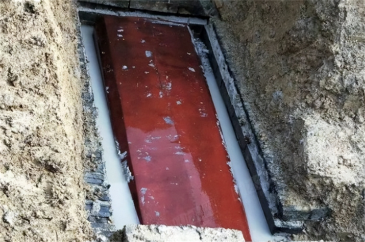 浙江挖出一带血的棺材 考古专家认为这是奇迹（千年血棺）